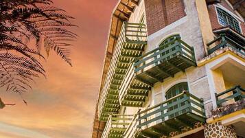 Vista frontal de la propiedad