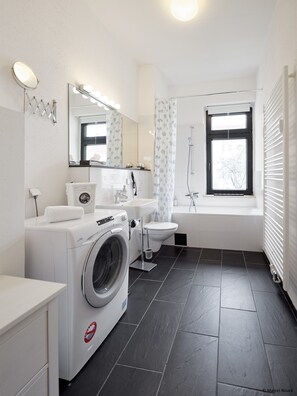 Bathroom - City Park Apartment 23 (Leipzig)
