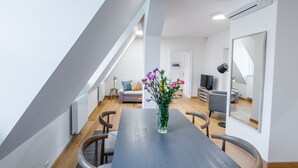 Suíte superior, 1 quarto | Opções para refeição no quarto