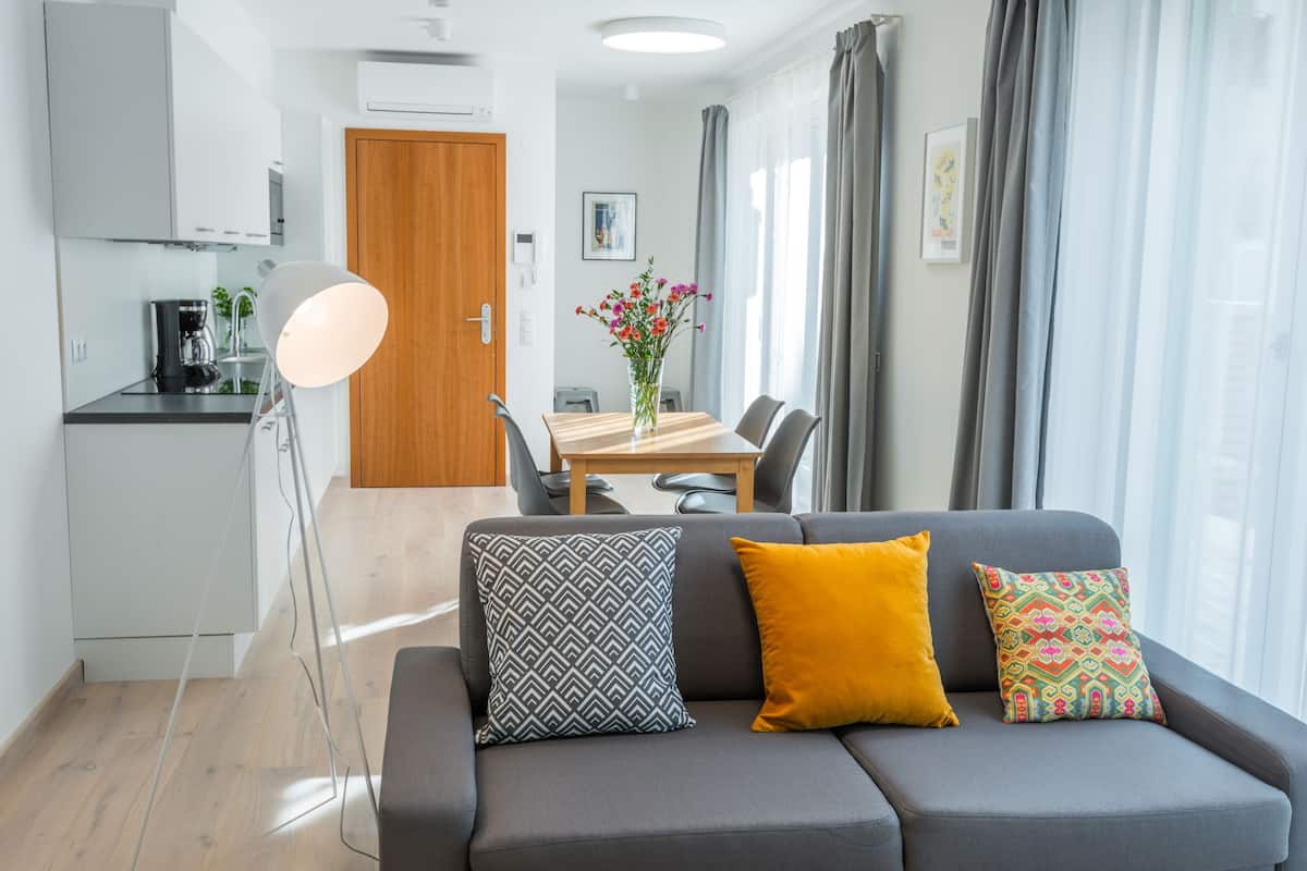 Suíte luxo, 2 quartos, terraço | Escrivaninha, ferros/tábuas de passar roupa, berços grátis