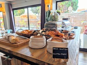Se ofrece un desayuno bufé todos los días (por un coste adicional)
