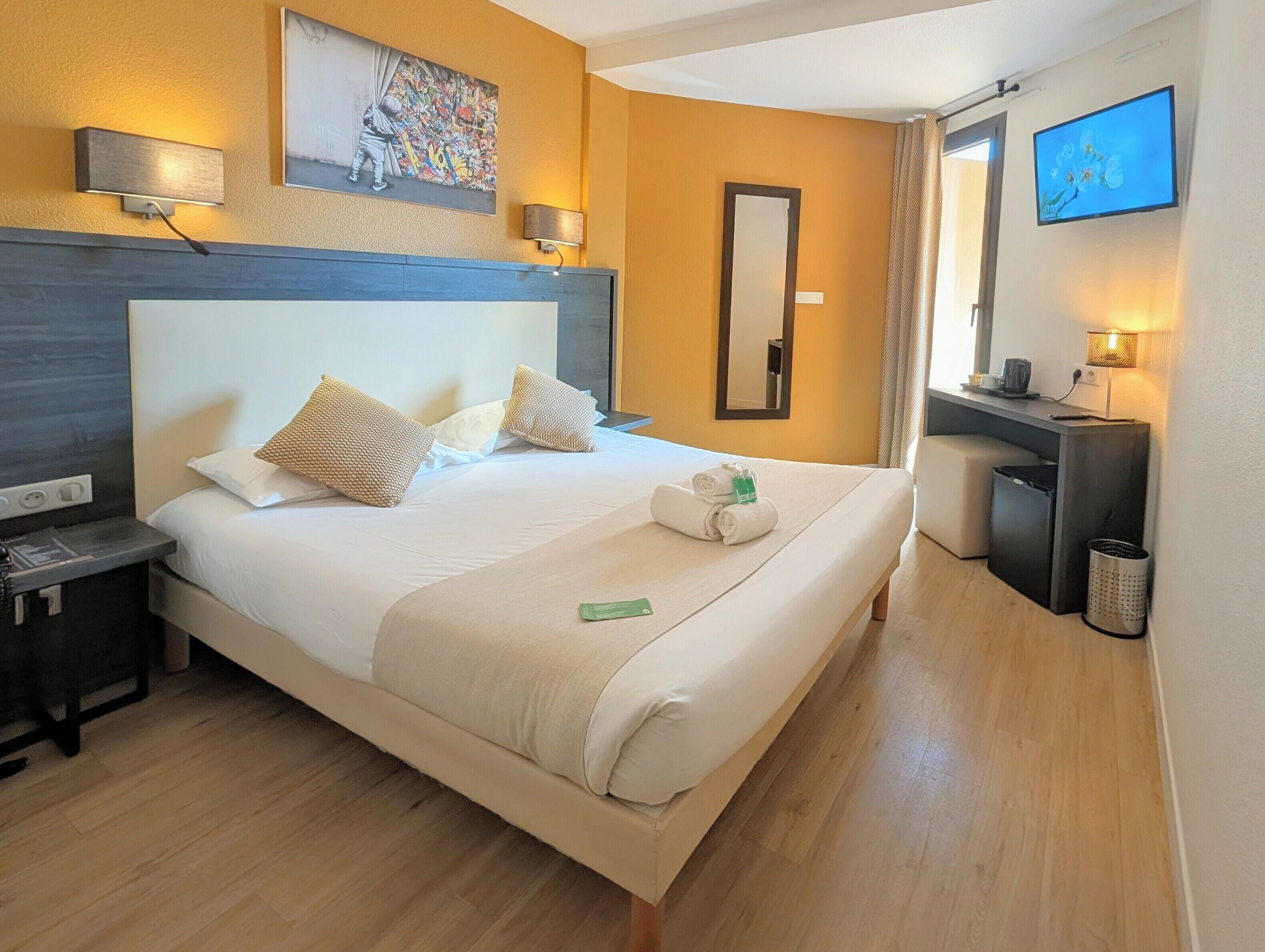 Chambre Double Supérieure, 1 chambre, côté mer | Premium bedding, in-room safe, individually furnished, desk