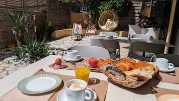 Daily buffet breakfast (EUR 14 per person)