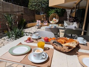 Daily buffet breakfast (EUR 14 per person) - Hôtel le Collier (Antibes)