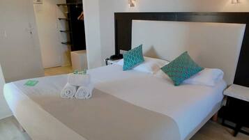 Camera doppia, 1 letto queen, vista mare | Biancheria da letto di alta qualità, una cassaforte in camera