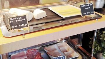 Mostrador de delicatessen con una variedad de quesos y embutidos.