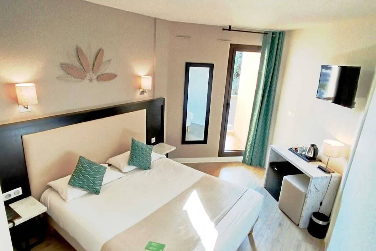 Double Room, City side | Premium bedding, in-room safe, desk, soundproofing