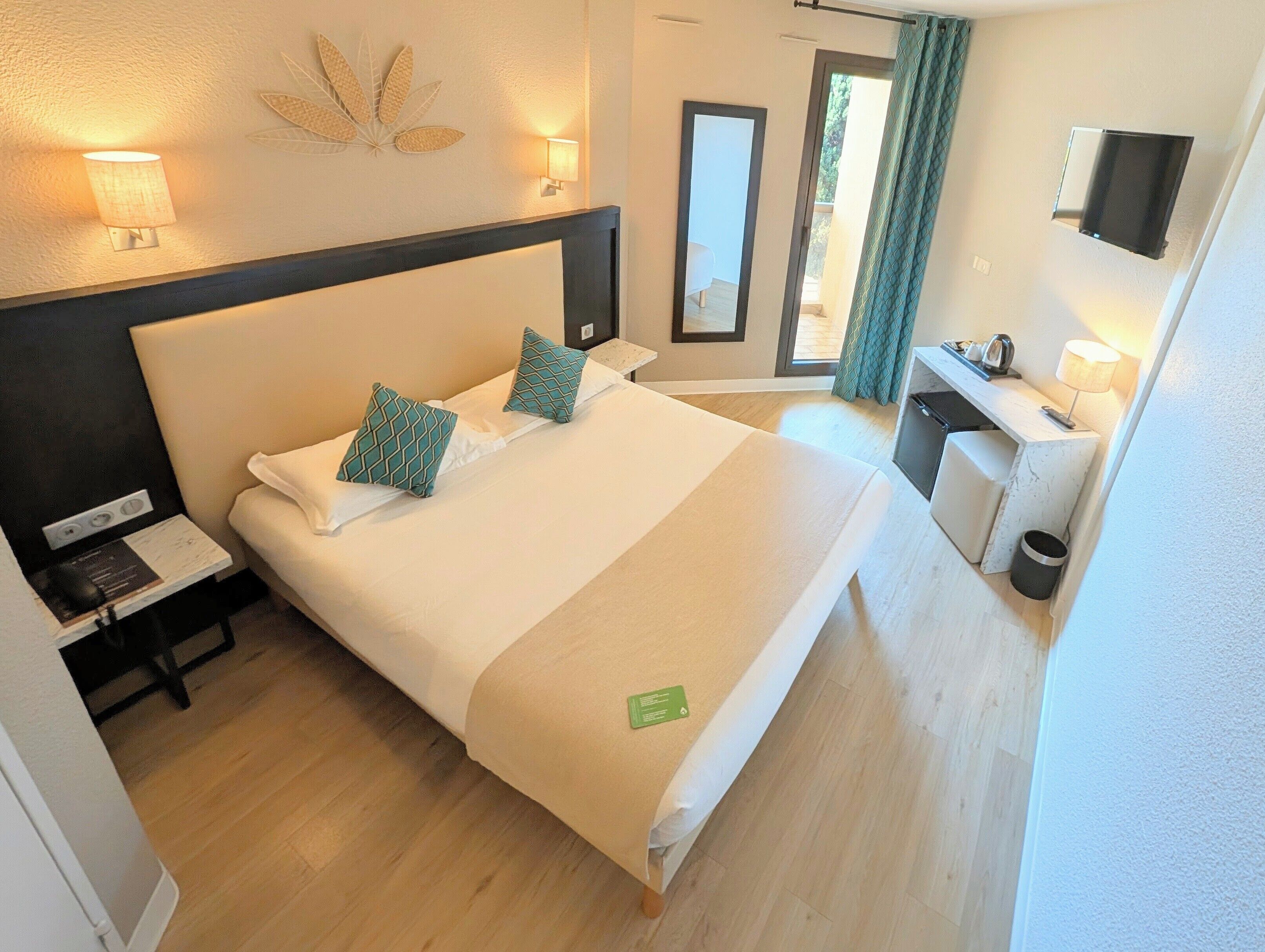 Dobbeltrom, byutsikt | Sengetøy av topp kvalitet, safe på rommet og individuelt innredet