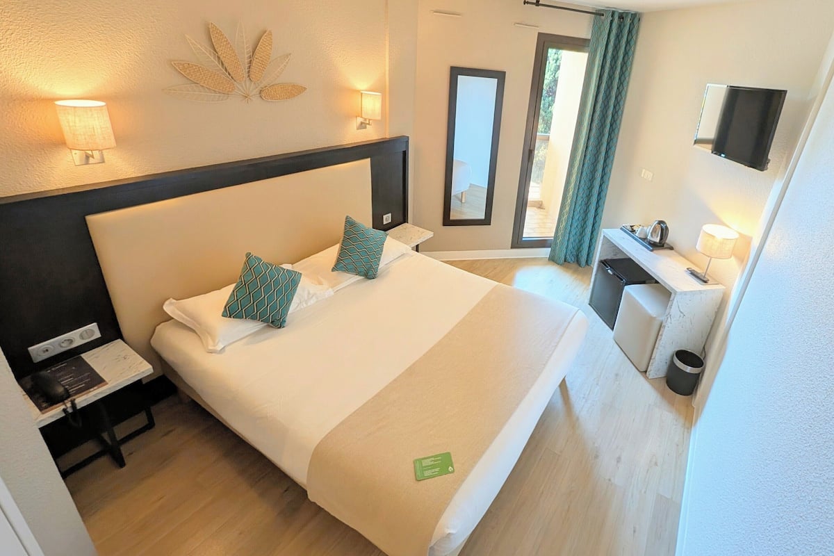 أغطية فراش متميزة وخزنة داخل الغرفة وطراز فريد لكل وحدة ومكتب