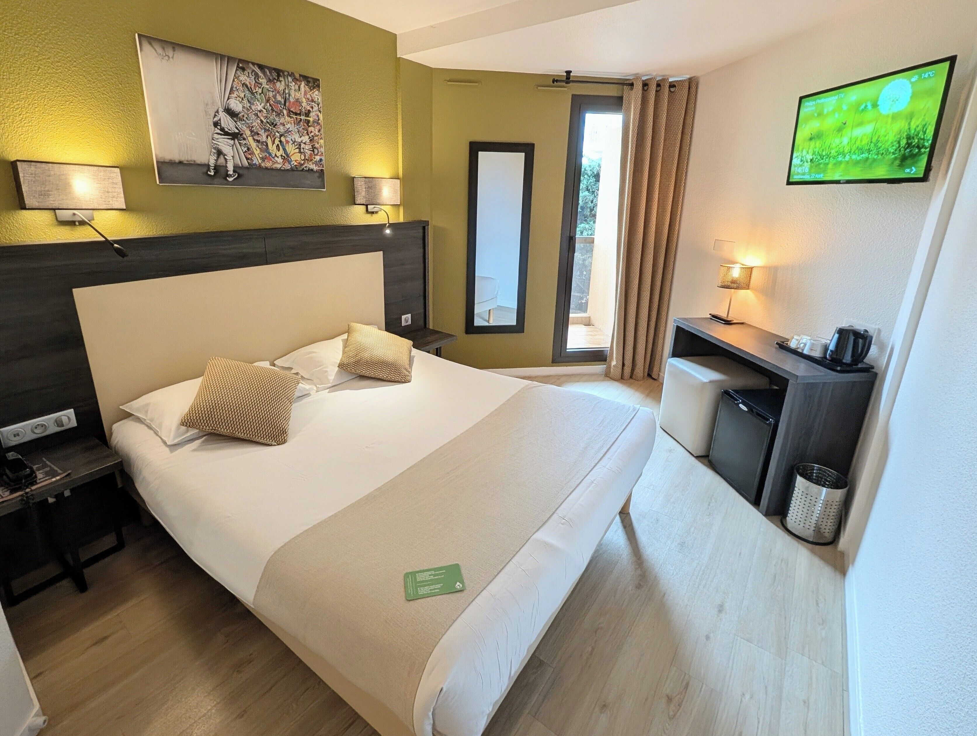 Chambre Double Supérieure, 1 chambre, côté ville | Premium bedding, in-room safe, individually furnished, desk