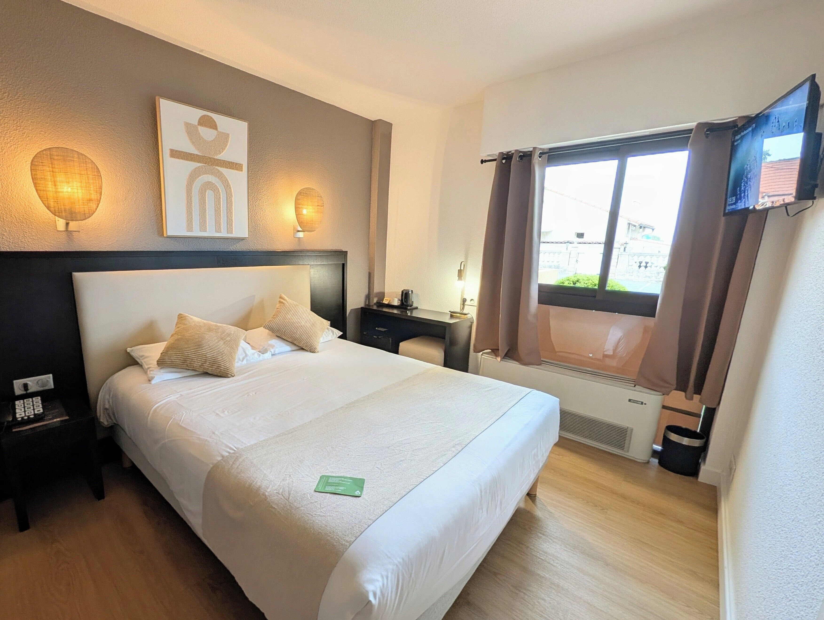 Chambre Triple Classique, 1 chambre, côté ville | Premium bedding, in-room safe, individually furnished, desk