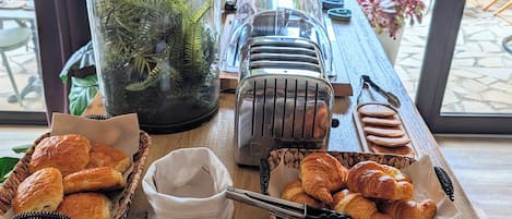 Daily buffet breakfast for a fee