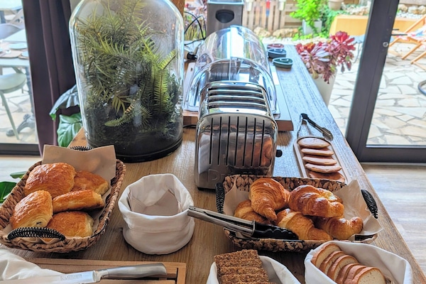 Daily buffet breakfast for a fee