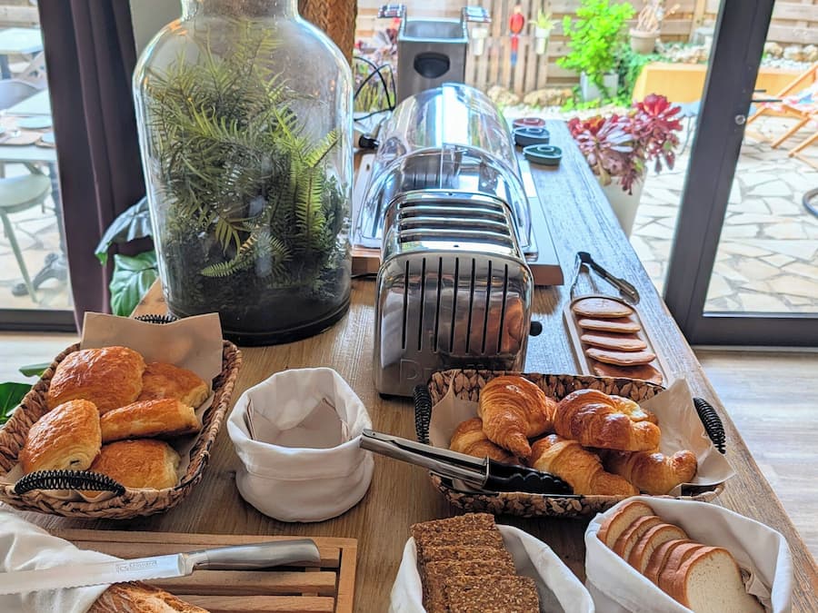 Daily buffet breakfast for a fee