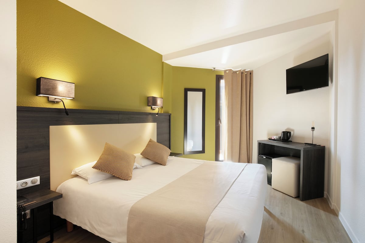 Premium bedding, in-room safe, individually furnished, desk