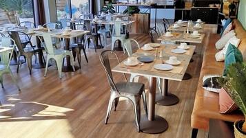 TĂ€gliches FrĂŒhstĂŒcksbuffet (14 EUR pro Person)