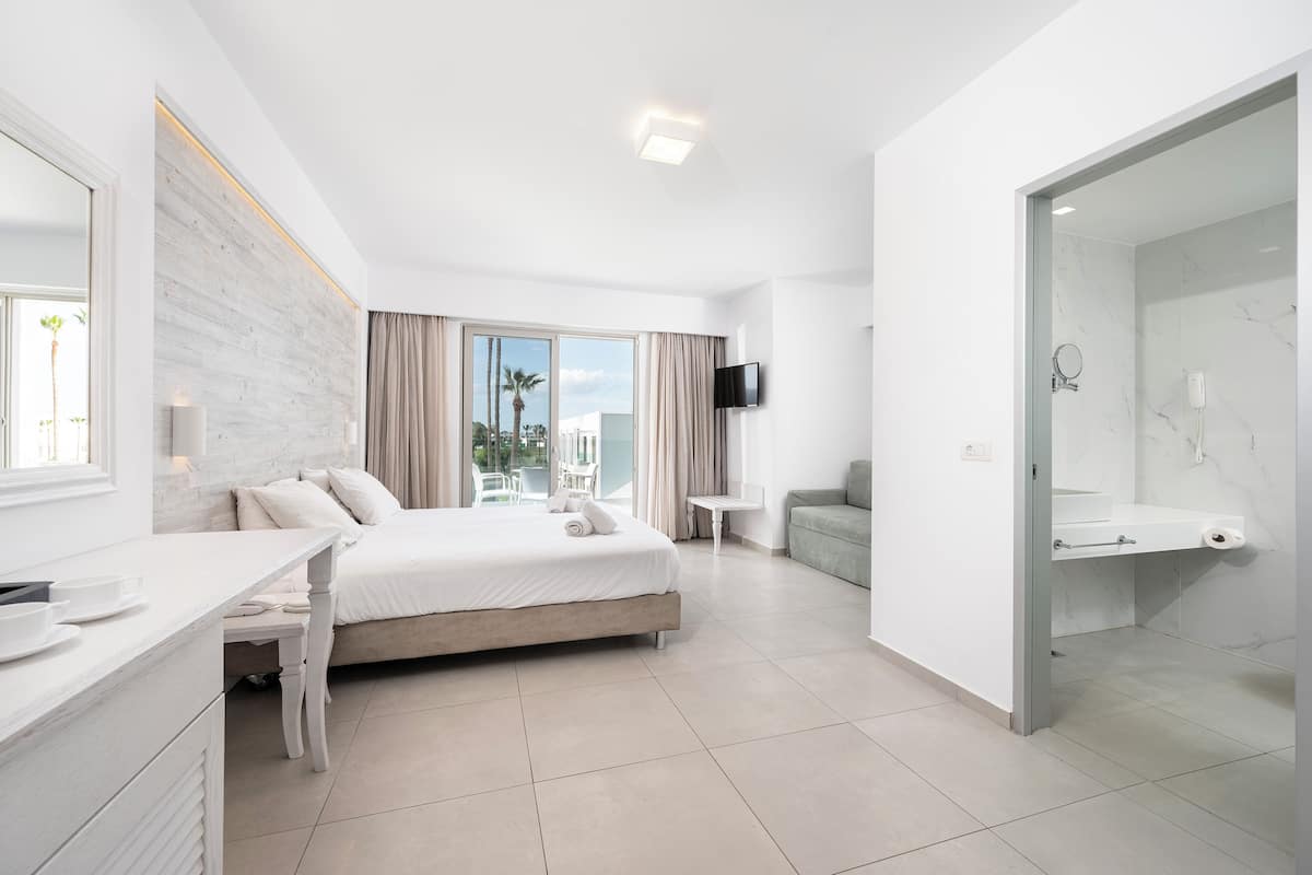Suite Deluxe, vistas a la piscina | 1 dormitorio, sistema de insonorización, ropa de cama