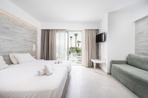 Deluxe Suite, Pool View | Soundproofing, bed sheets