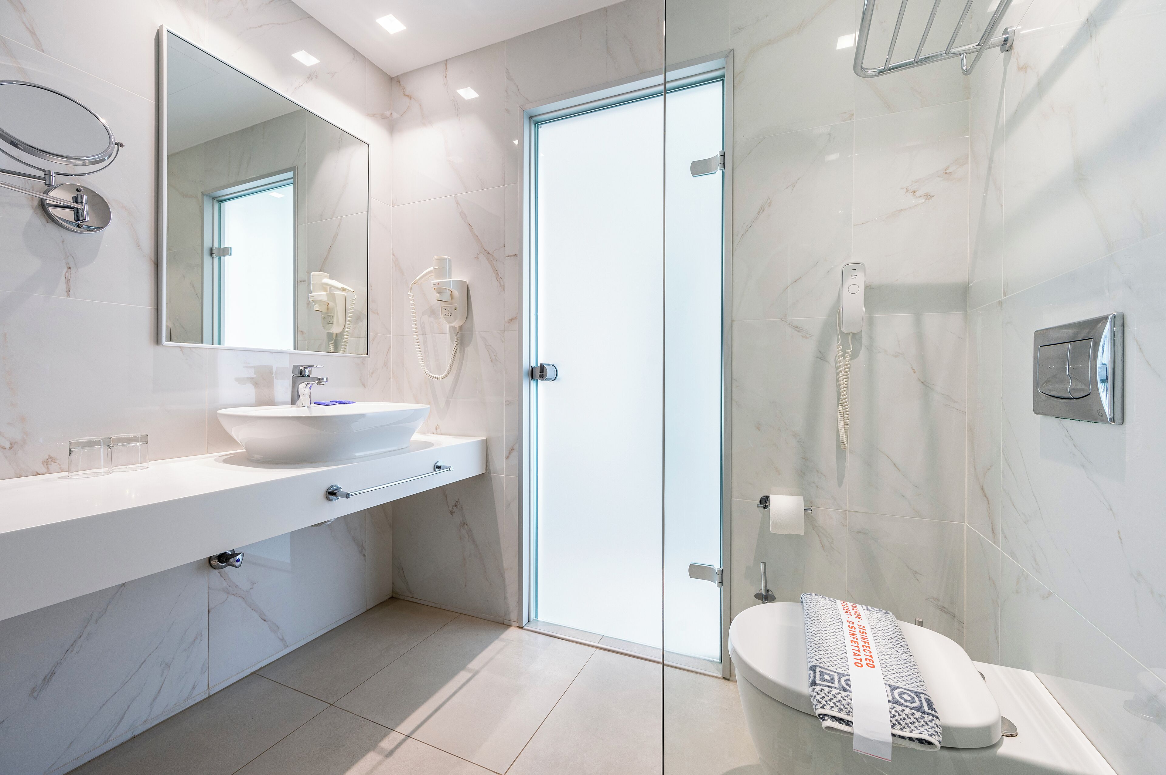 deluxe suite, garden view | bathroom | shower, free toiletries, hair dryer, towels