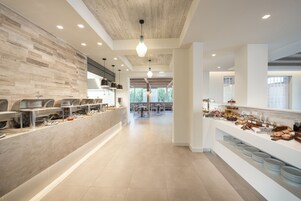 供应早餐、午餐和晚餐，国际美食