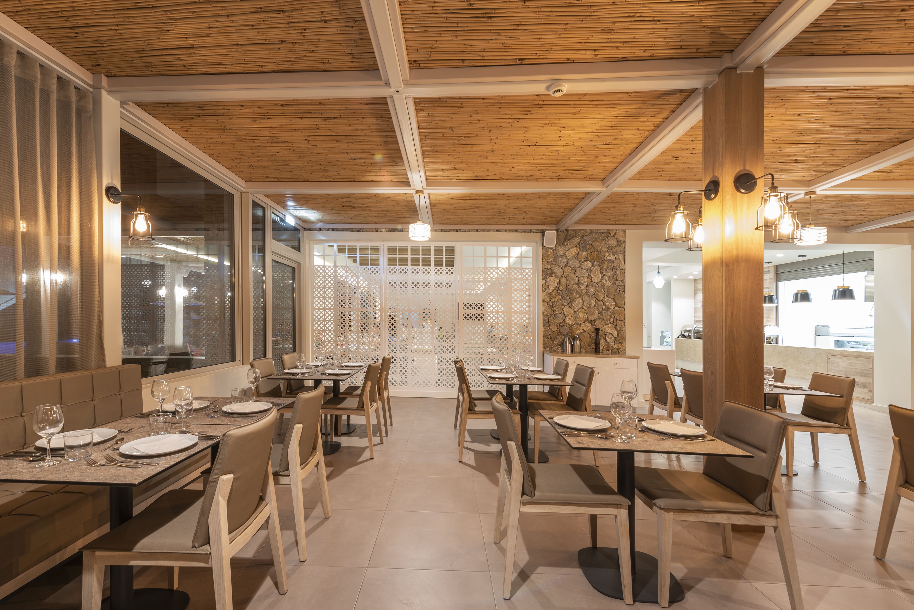 breakfast, lunch, dinner served; international cuisine