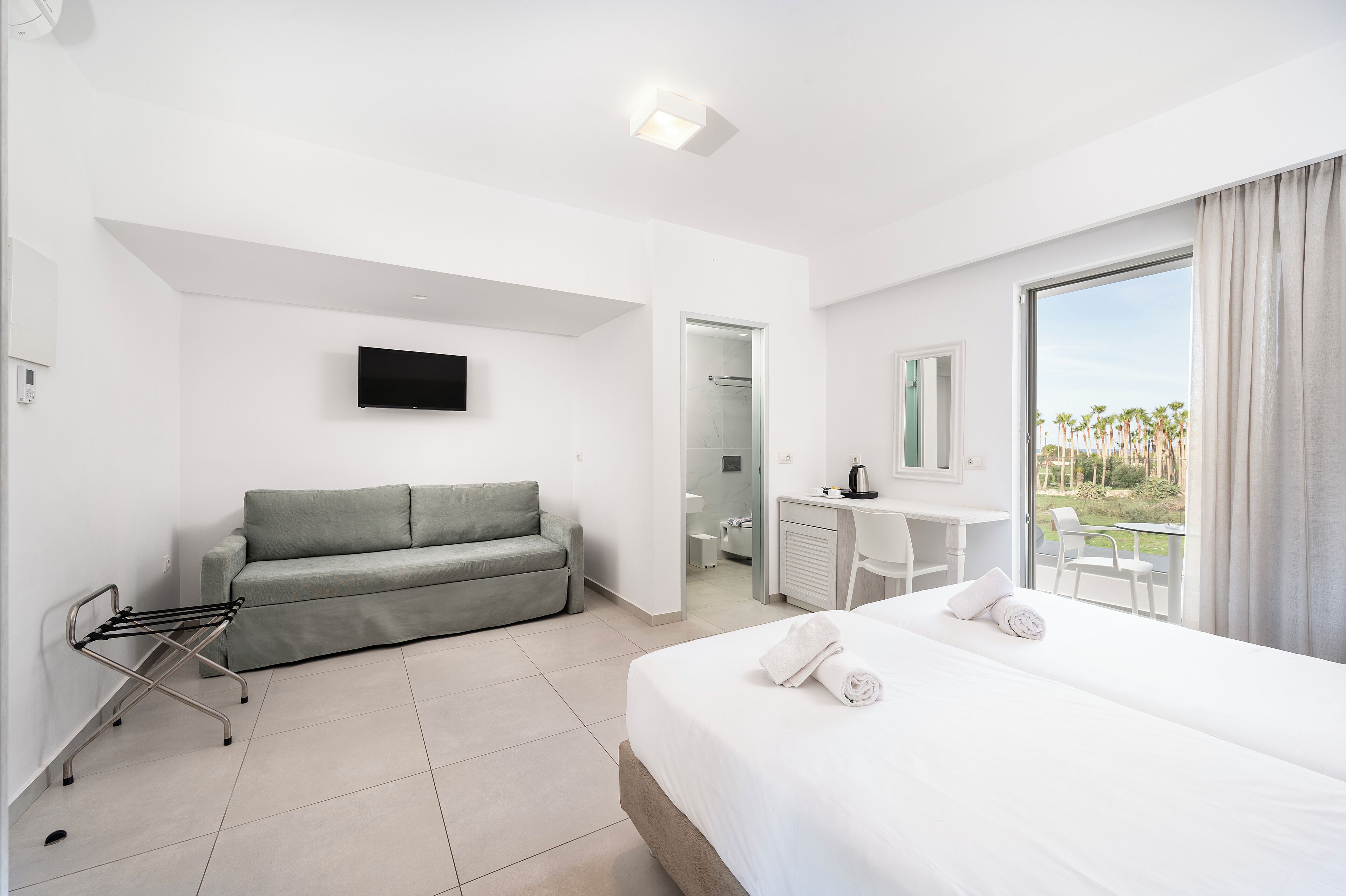 deluxe suite, garden view | 1 bedroom, soundproofing, bed sheets