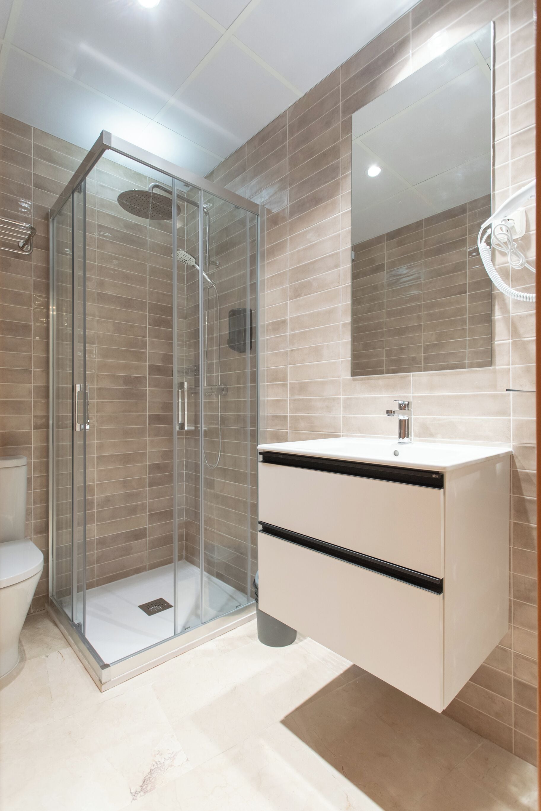 Estudio | Baño | Regadera, secadora de cabello, toallas, papel de baño 