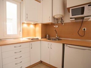 Cots/infant beds, rollaway beds, free WiFi