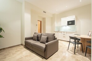 Apartamento estándar | Zona de estar | Una televisión de pantalla plana