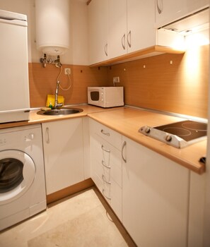 Cots/infant beds, rollaway beds, free WiFi