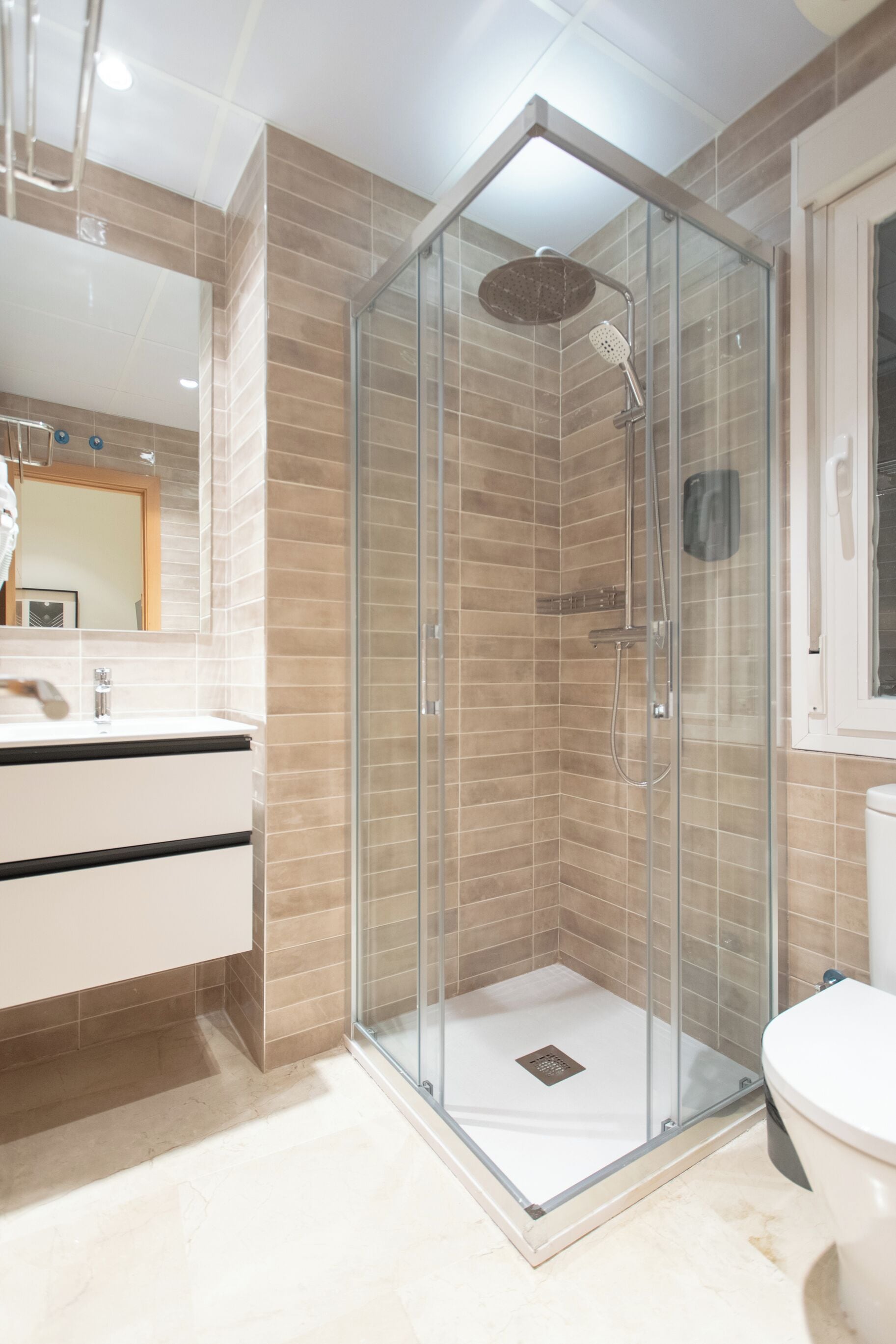 Family Apartment | Bathroom | Shower, hair dryer, towels, toilet paper