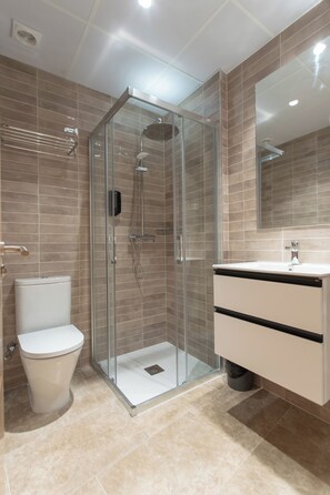 Standard-Apartment | Badezimmer | Dusche, Haartrockner, Handtücher, Toilettenpapier