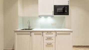 Appartamento Standard | Cucina privata | Frigorifero, microonde, piano cottura, macchina per tè/caffè