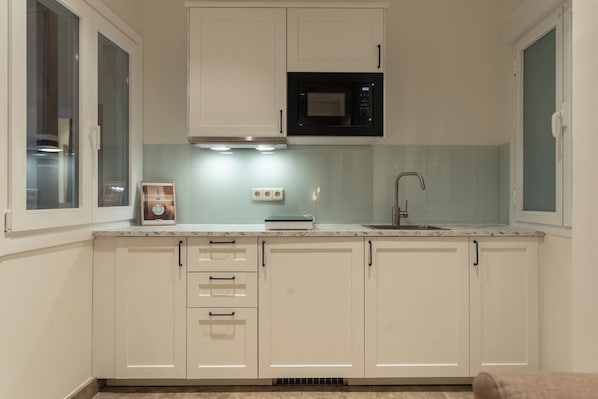 Apartamento superior | Cocina privada | Frigorífico, microondas, placa de cocina y cafetera o tetera