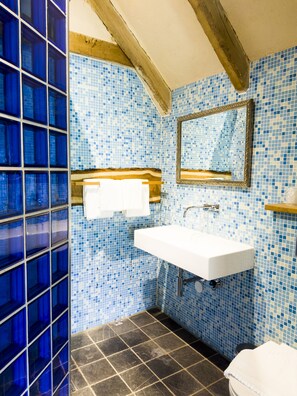 Comfort tweepersoonskamer | Badkamer | Gratis toiletartikelen, een haardroger, handdoeken, zeep