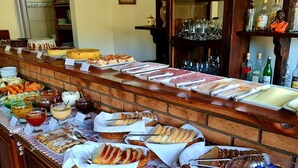 Un bufé con diferentes alimentos y salsas.