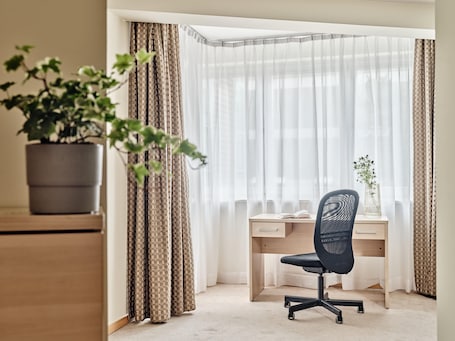 Escritorio, espacio para trabajar con laptop y insonorización