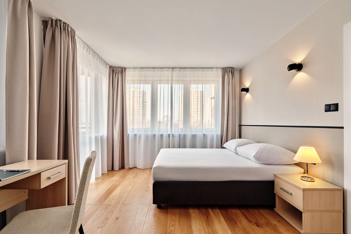Deluxe Apartment, 1 Bedroom | Desk, laptop workspace, soundproofing, iron/ironing board