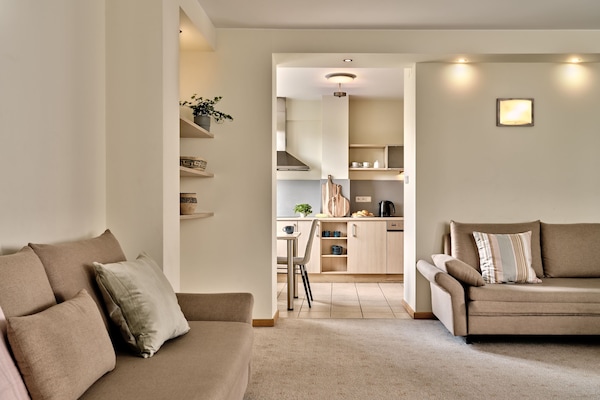 Deluxe appartement, 1 slaapkamer | Een bureau, een laptopwerkplek, geluiddichte muren