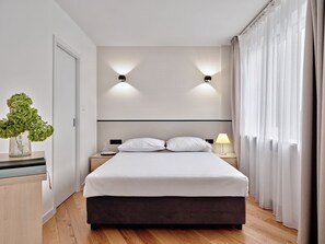 Economy Studio | Desk, laptop workspace, soundproofing, iron/ironing board - Media Park (Warsaw)