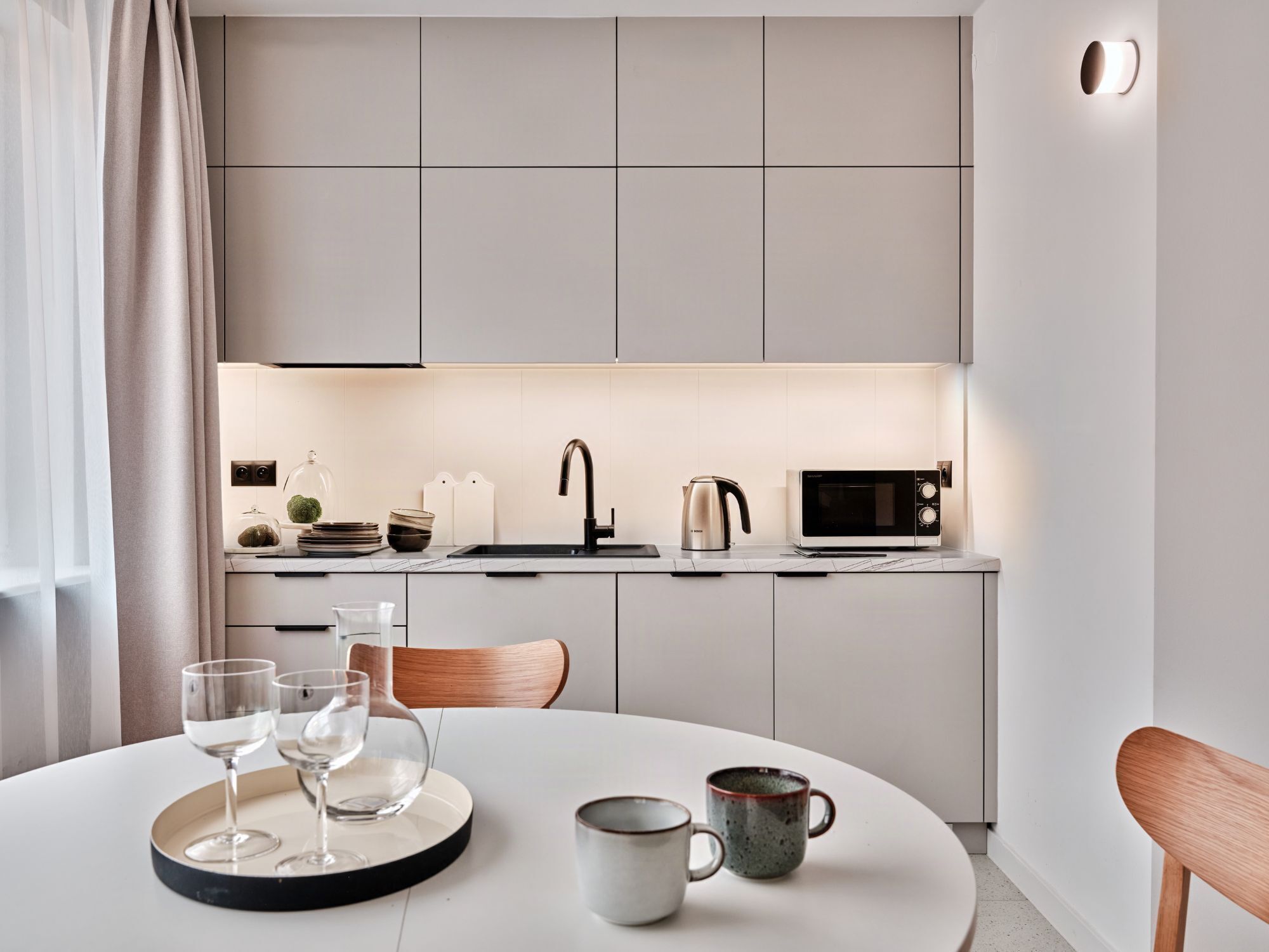 Una cocina moderna con comedor.
