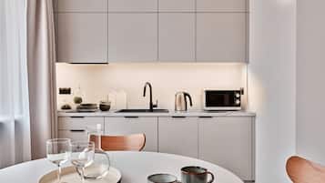 Una cocina moderna con comedor.