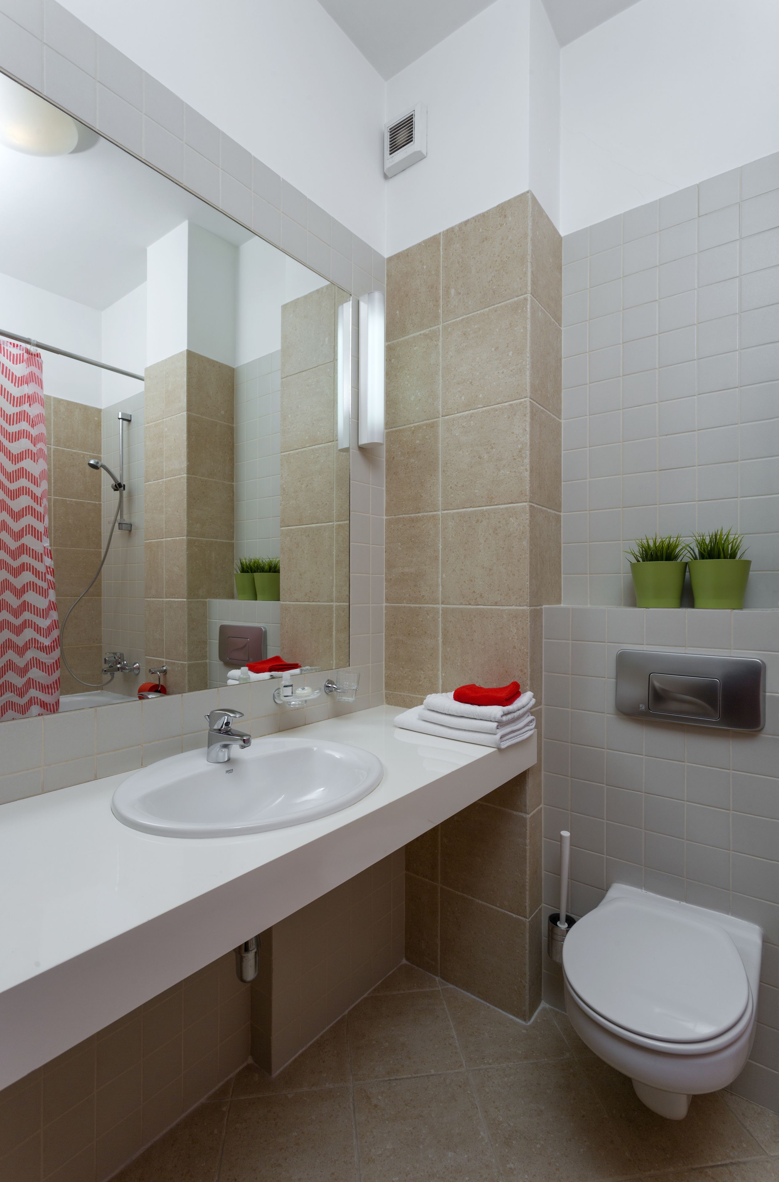 Economy Studio | Bathroom | Shower, free toiletries, hair dryer, towels