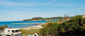 在海滩、沙滩椅、海滩遮阳伞