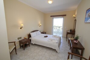 Phòng, quang cảnh hồ bơi | Két bảo mật tại phòng, bàn, phòng cách âm 