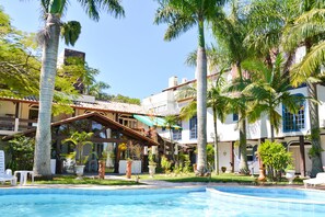 Outdoor pool, pool umbrellas, sun loungers - Encantos da Ilha Pousada (Florianópolis)