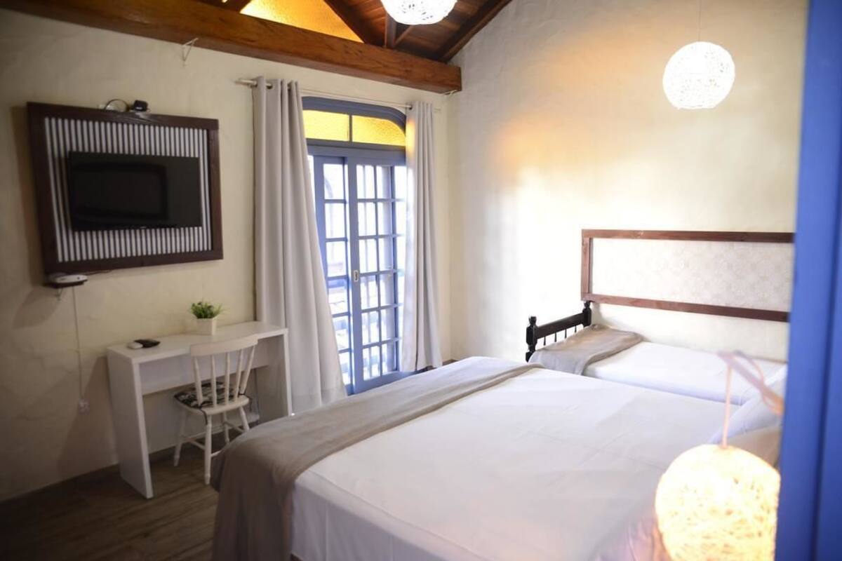 Standaard driepersoonskamer | Een minibar, een bureau, gratis wifi, beddengoed