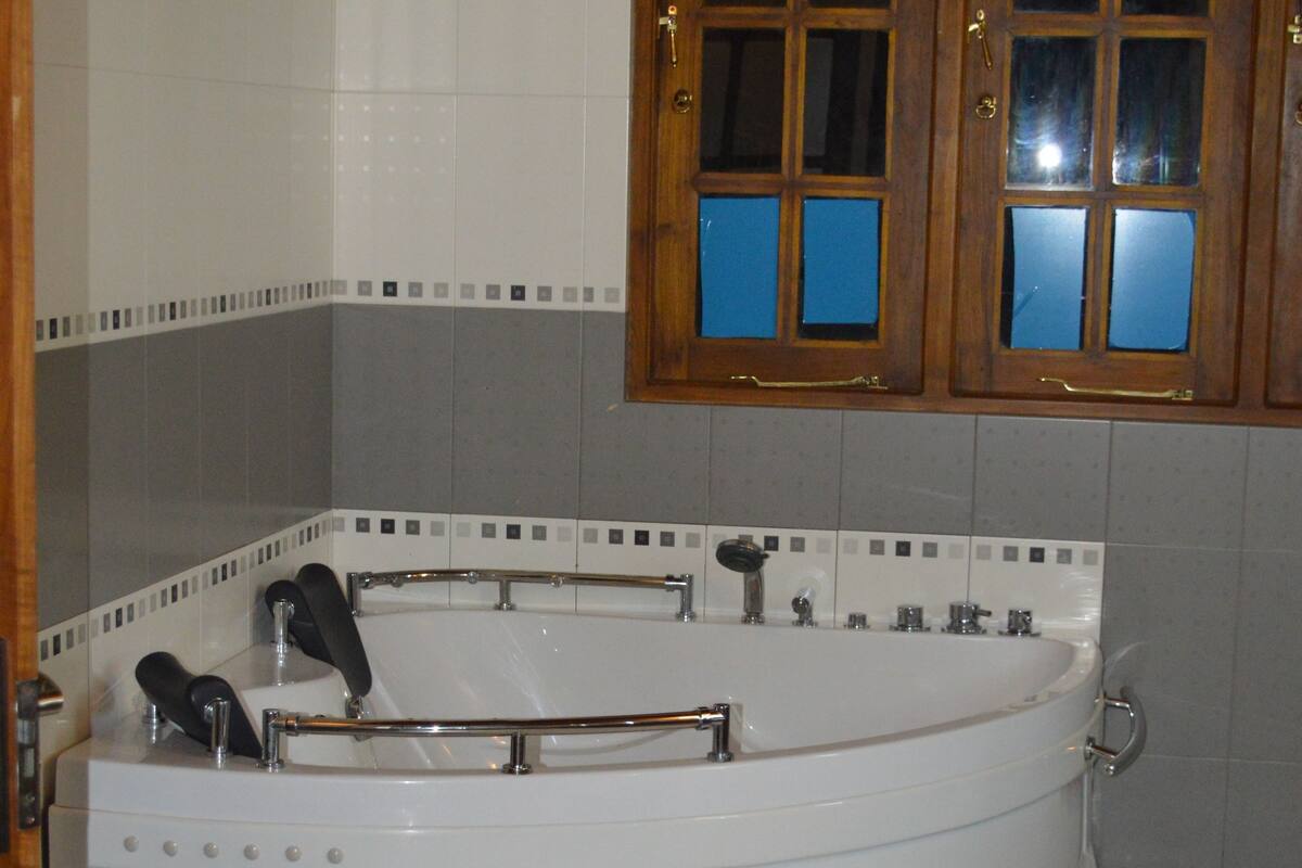 Jetted bathtub
