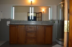 Suite estudio de lujo, 1 cama King size, para no fumadores, vista a la montaña | Baño | Amenidades de baño gratuitas y toallas 