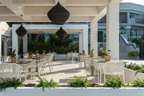 Breakfast, lunch, dinner served; international cuisine  - Bitzaro Grande Hotel - All Inclusive (Zakynthos)